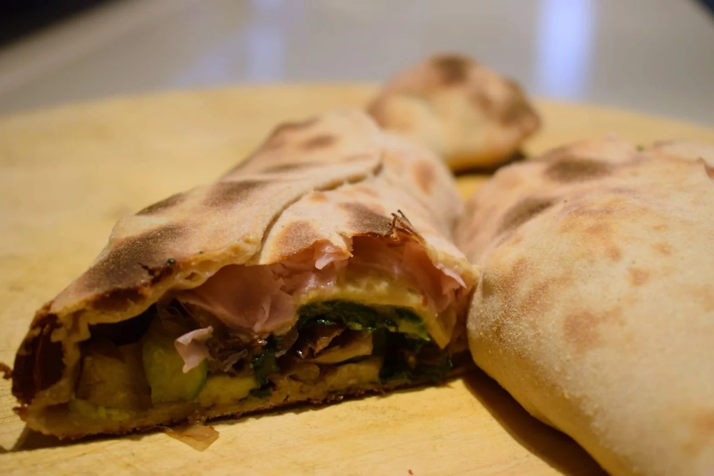 Il ripieno di un calzone preparato da Fior di Pizza
